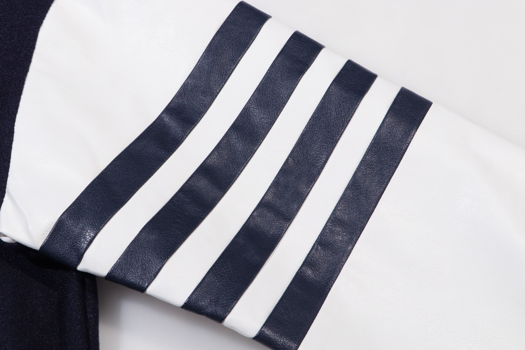 【ThomBrowne  公式旗艦店】トムブラウン  ジャケット着 好評に付き再入荷！250106