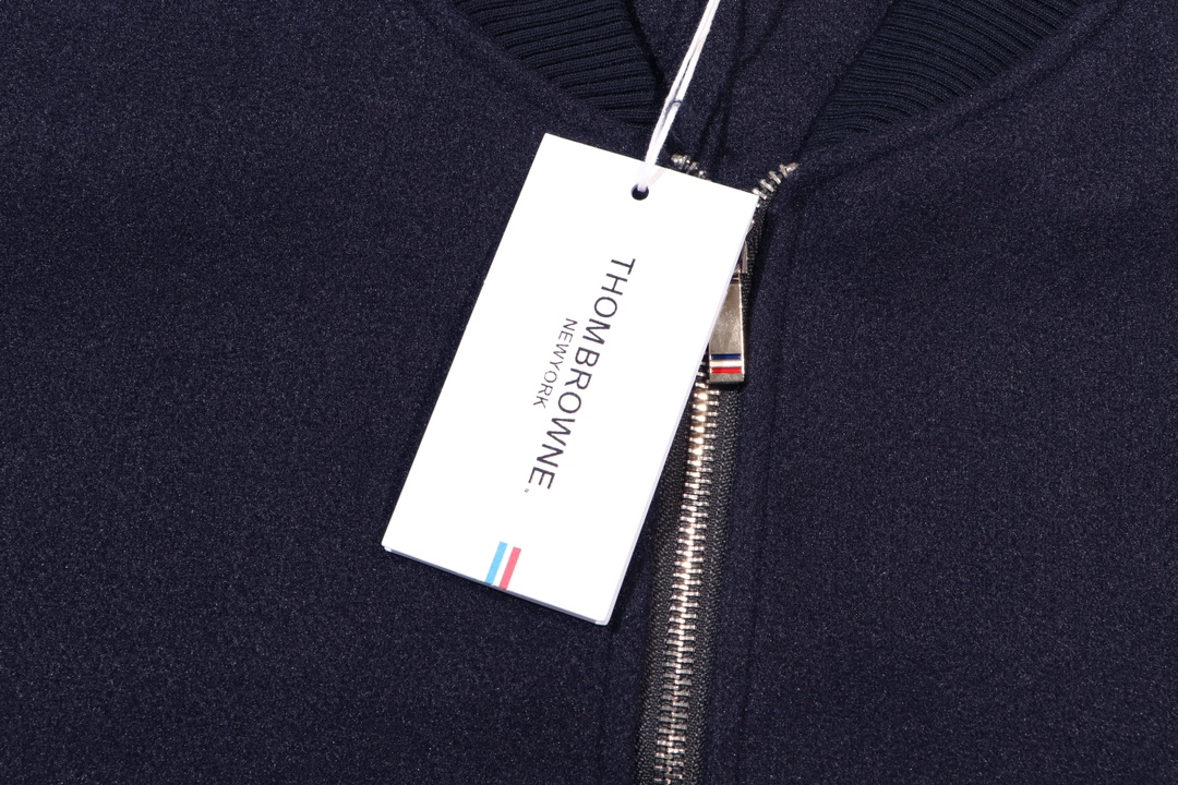 【ThomBrowne  公式旗艦店】トムブラウン  ジャケット着 好評に付き再入荷！250106