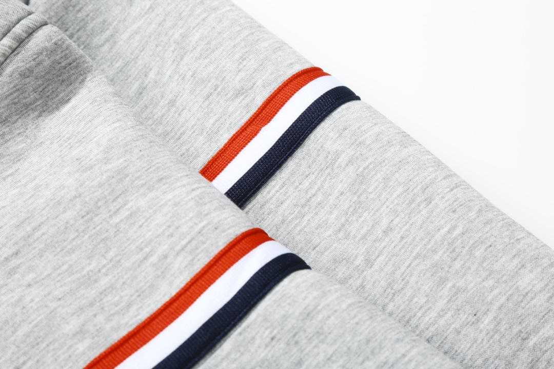 【ThomBrowne  公式旗艦店】トムブラウン  ジャケット着 好評に付き再入荷！250106