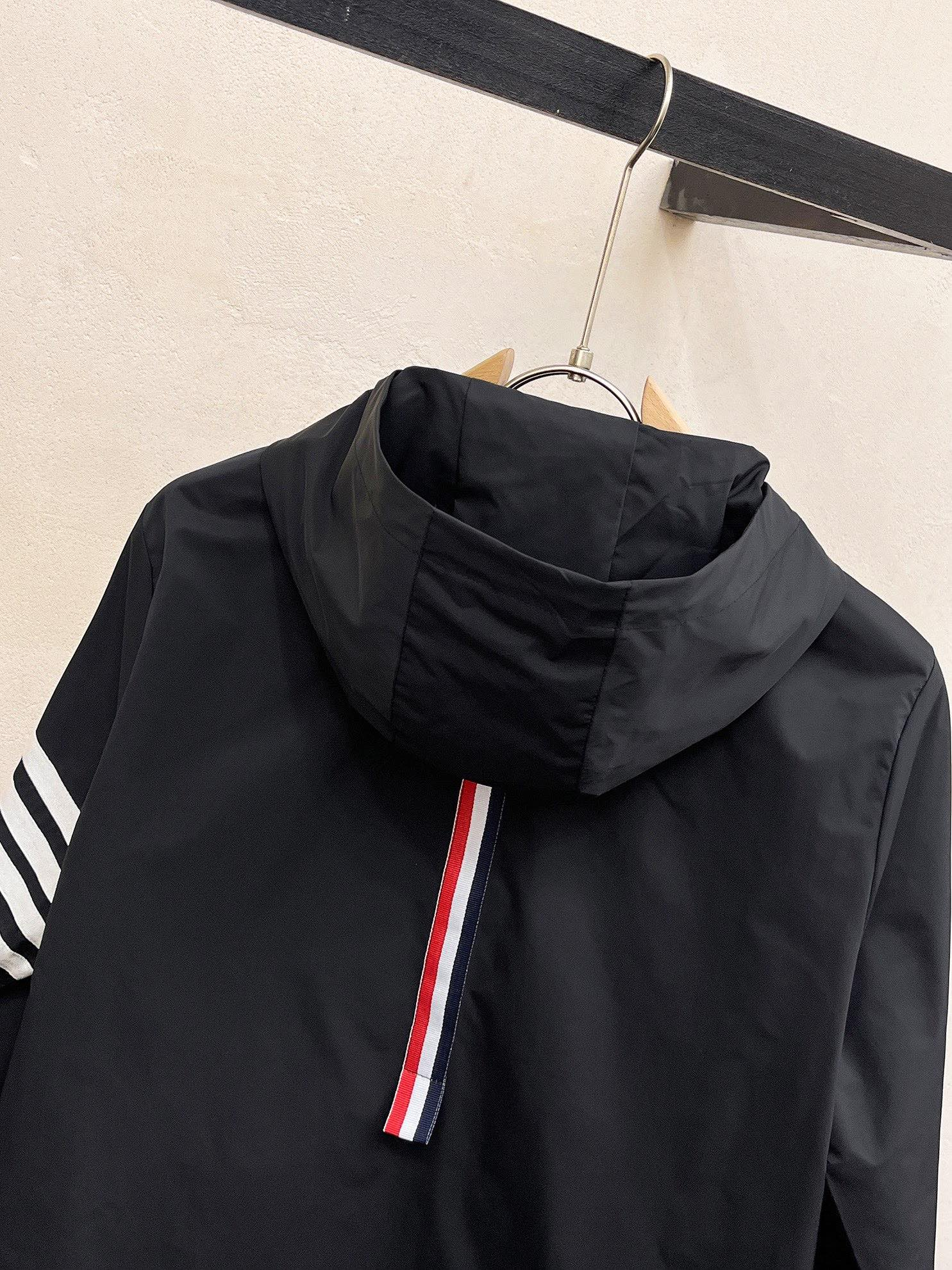 【ThomBrowne】トムブラウン   ジャケット着ご好評に付き再入荷！240926