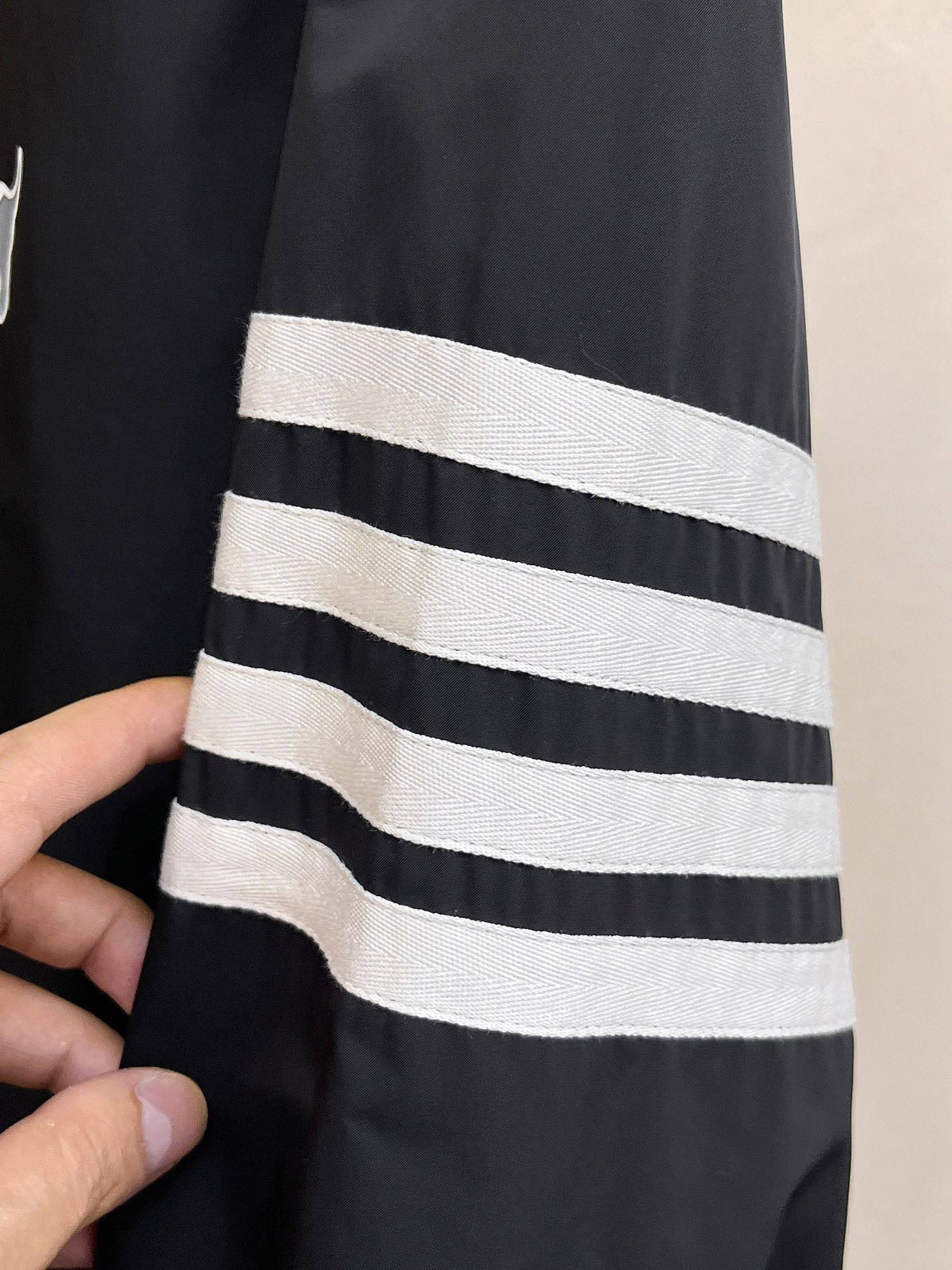 【ThomBrowne】トムブラウン   ジャケット着ご好評に付き再入荷！240926