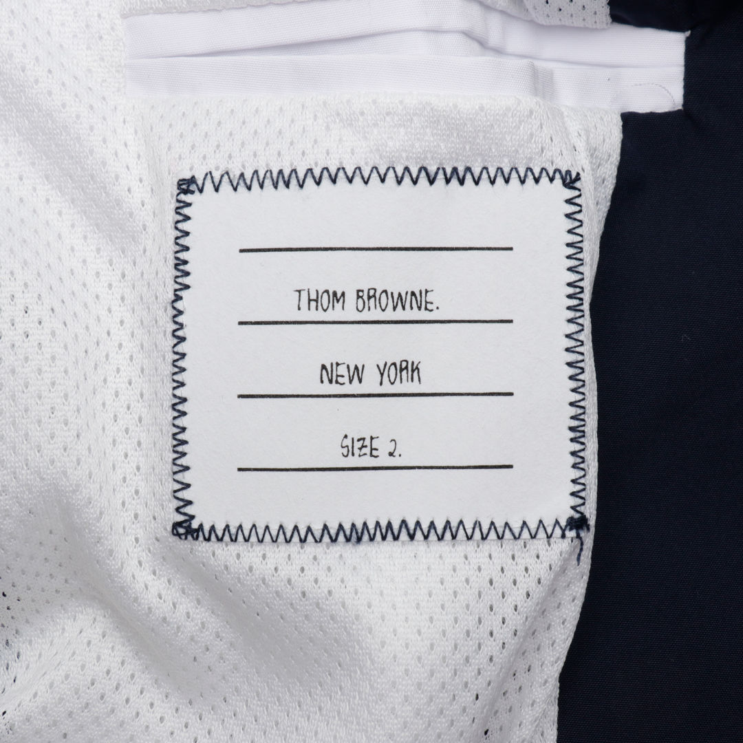 【ThomBrowne  公式旗艦店】トムブラウン  ジャケット着 好評に付き再入荷！250106