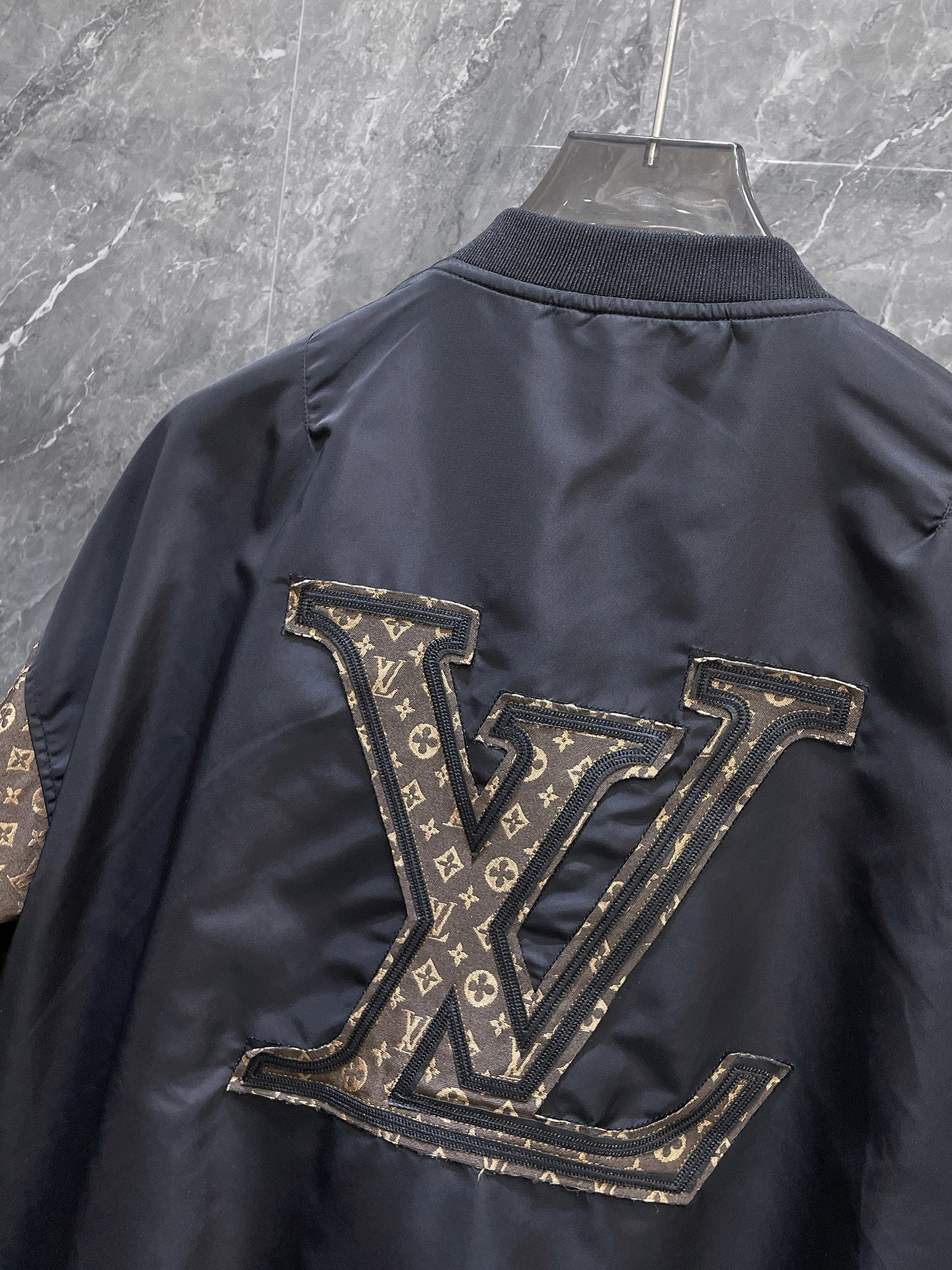 LV【LOUIS VUITTON 公式旗艦店】ルイヴィトン  ジャケット着 ご好評に付き再入荷！250106