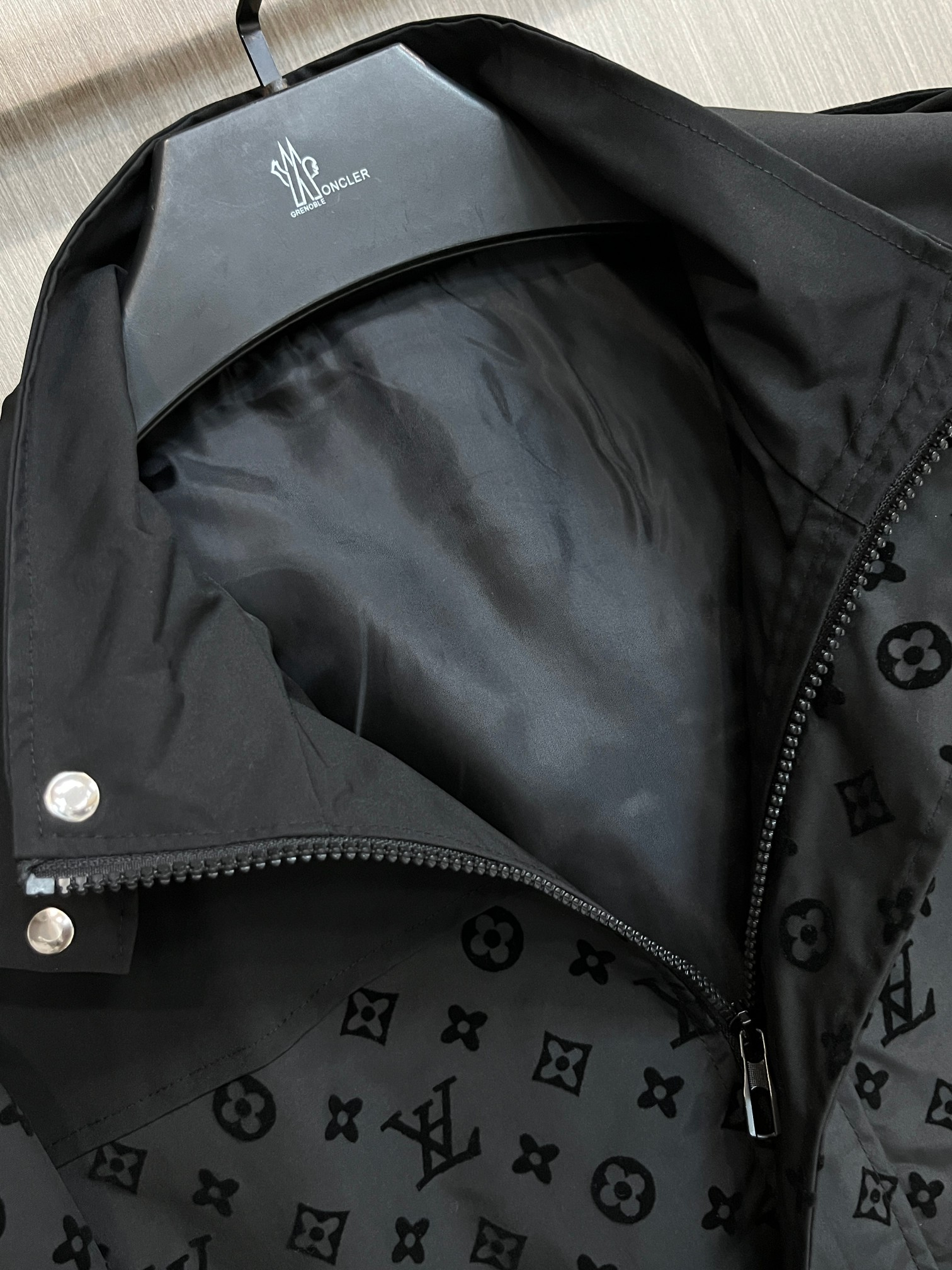 LV【LOUIS VUITTON 公式旗艦店】ルイヴィトン  ジャケット着 ご好評に付き再入荷！250106