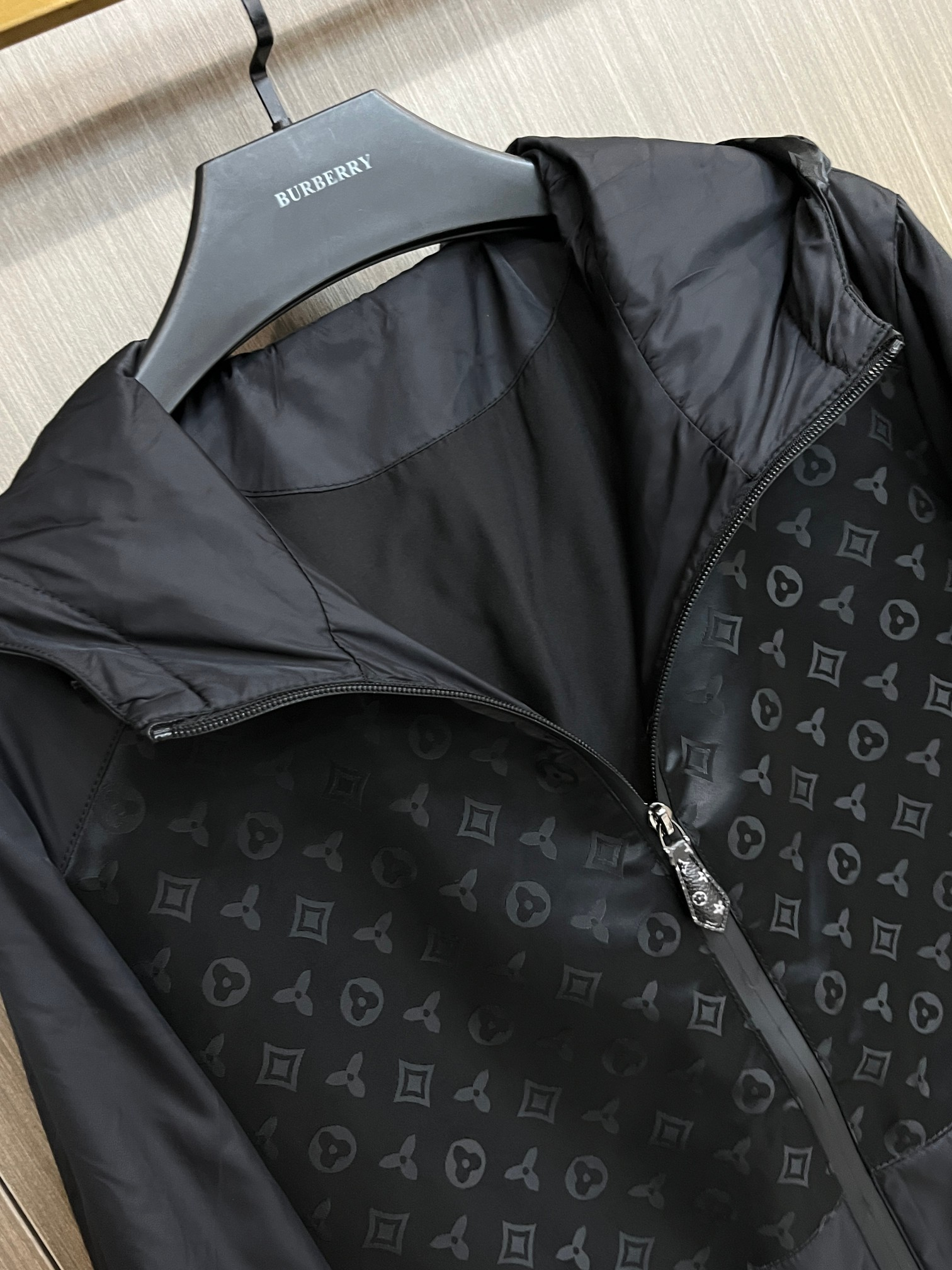 LV【LOUIS VUITTON 公式旗艦店】ルイヴィトン  ジャケット着 ご好評に付き再入荷！250106