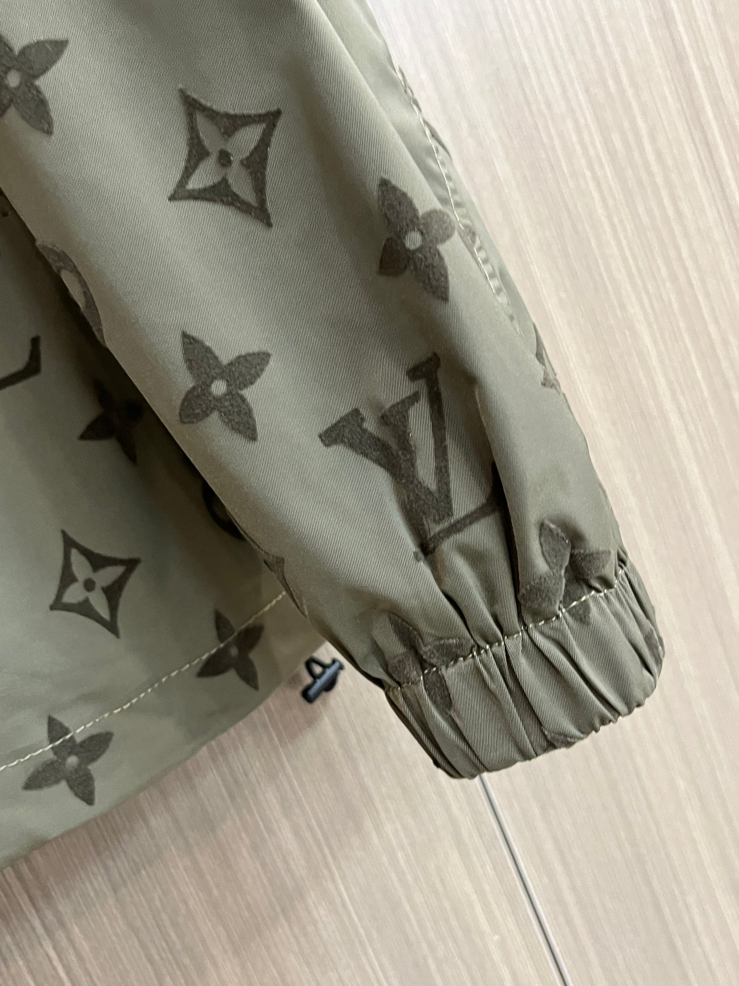 LV【LOUIS VUITTON 公式旗艦店】ルイヴィトン  ジャケット着 ご好評に付き再入荷！250106