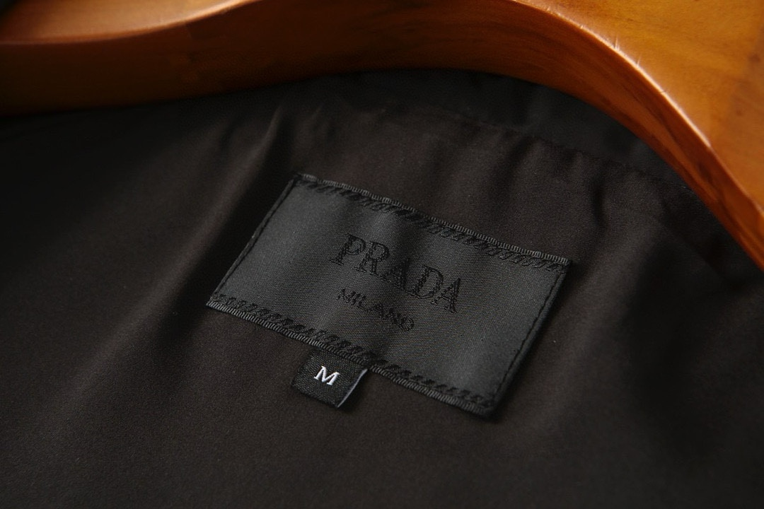 【PRADA  公式旗艦店】プラダ   ジャケット着 ご好評に付き再入荷！250107