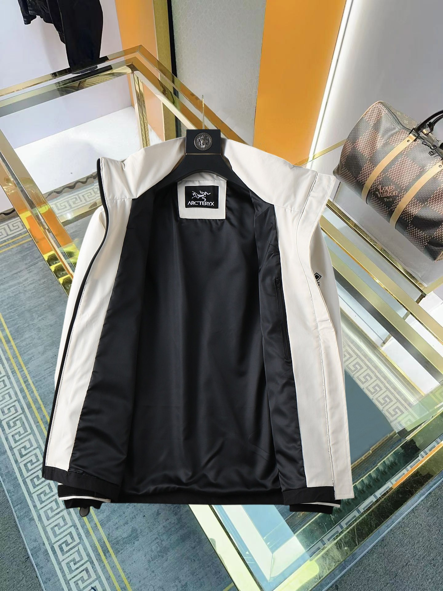【ARCTERYX  公式旗艦店】アークテリクス  ジャケット着 ご好評に付き再入荷！250107