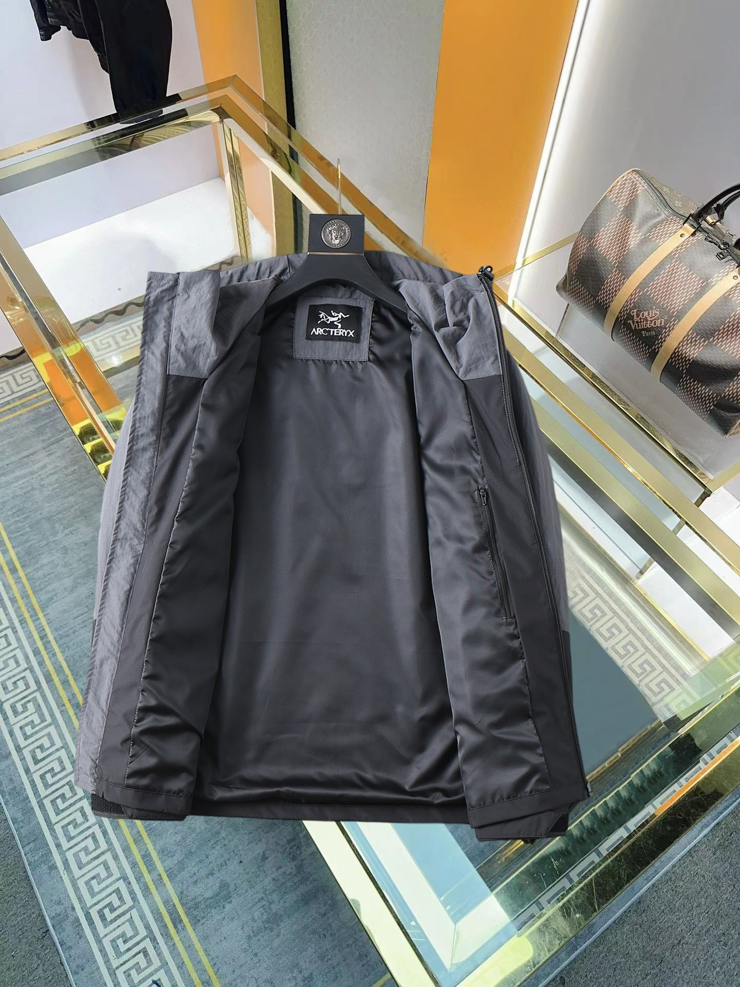 【ARCTERYX  公式旗艦店】アークテリクス  ジャケット着 ご好評に付き再入荷！250107