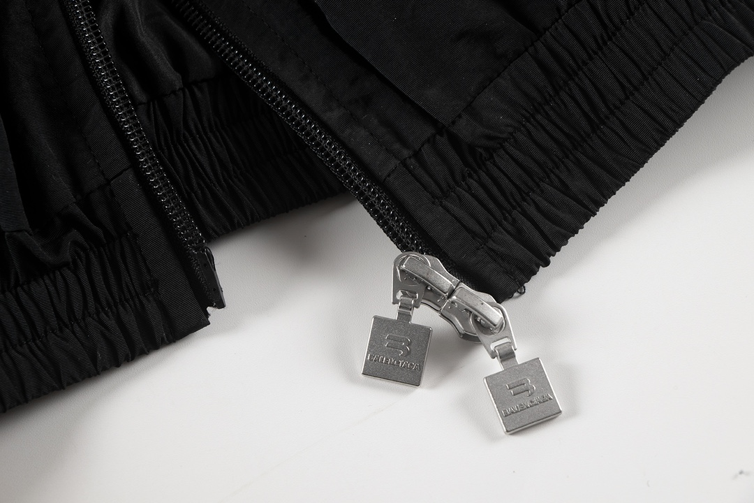 【BALENCIAGA  公式旗艦店】バレンシアガ    ジャケット着 好評に付き再入荷！250107