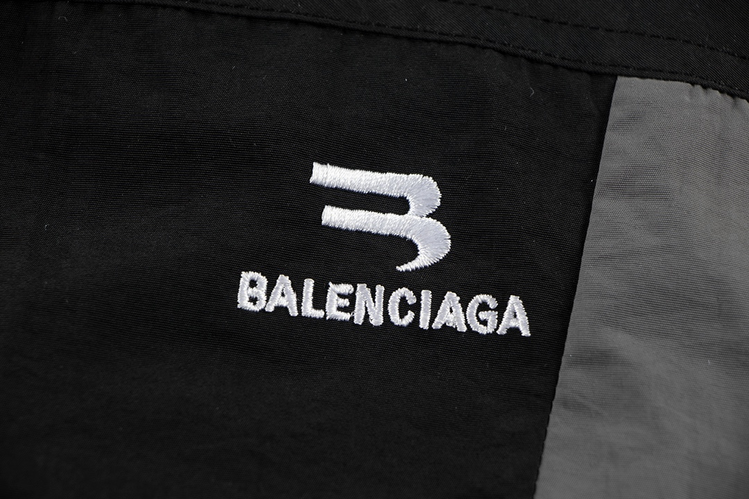 【BALENCIAGA  公式旗艦店】バレンシアガ    ジャケット着 好評に付き再入荷！250107