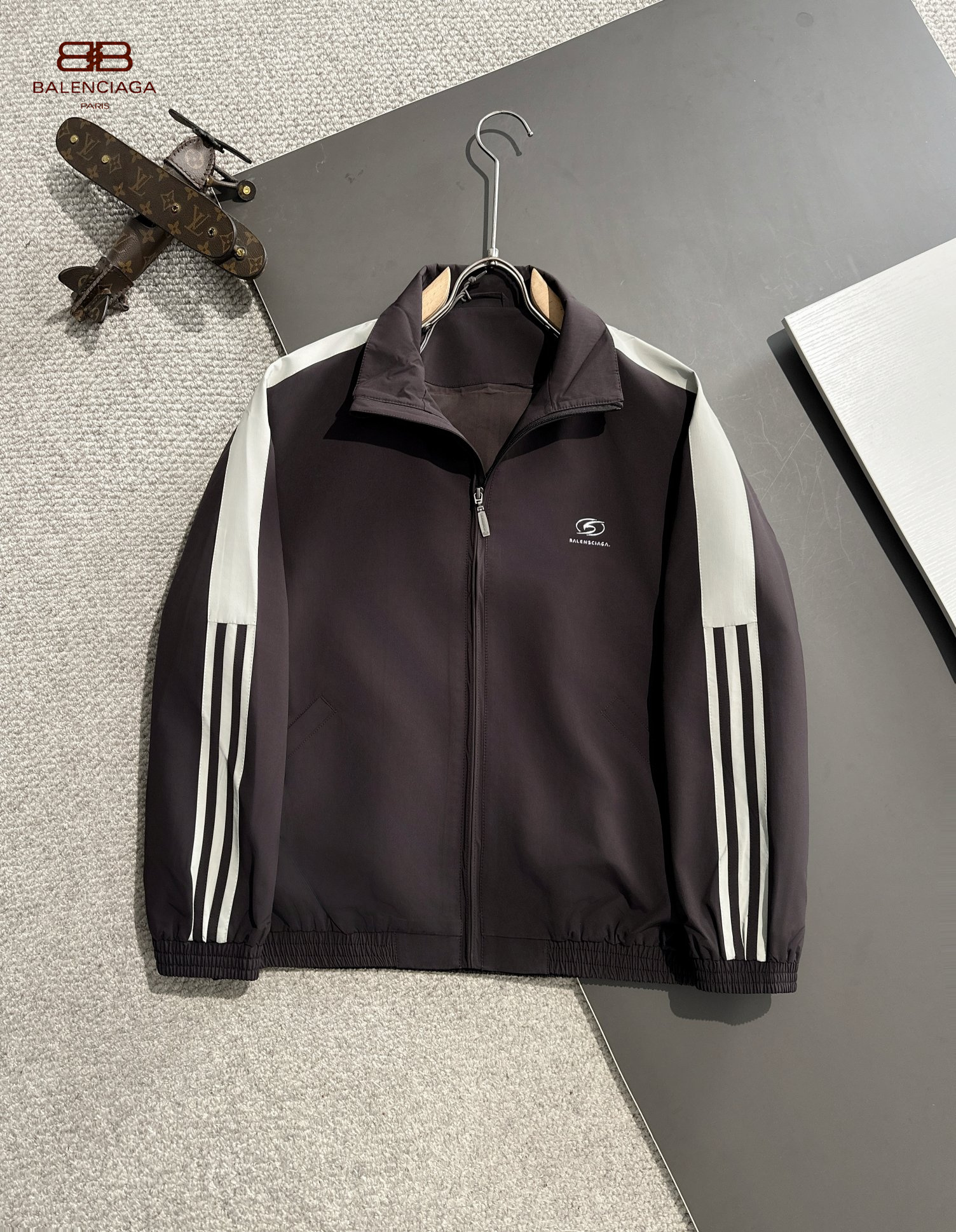 【BALENCIAGA  公式旗艦店】バレンシアガ   ジャケット着 ご好評に付き再入荷！250107