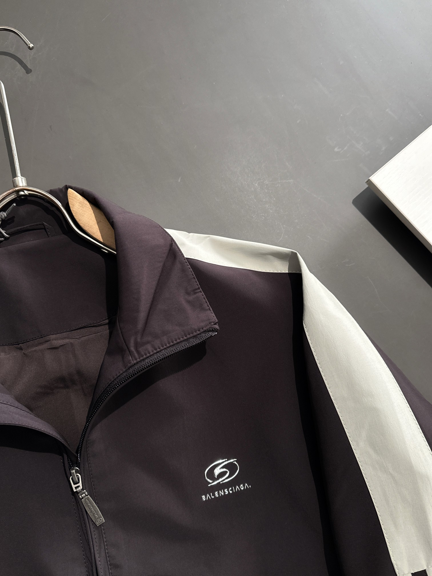 【BALENCIAGA  公式旗艦店】バレンシアガ   ジャケット着 ご好評に付き再入荷！250107