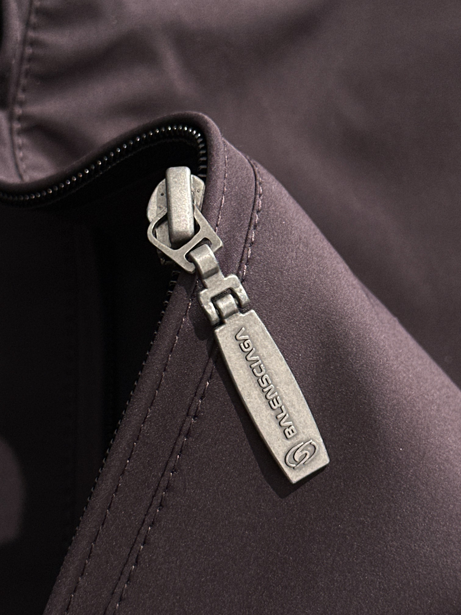 【BALENCIAGA  公式旗艦店】バレンシアガ   ジャケット着 ご好評に付き再入荷！250107