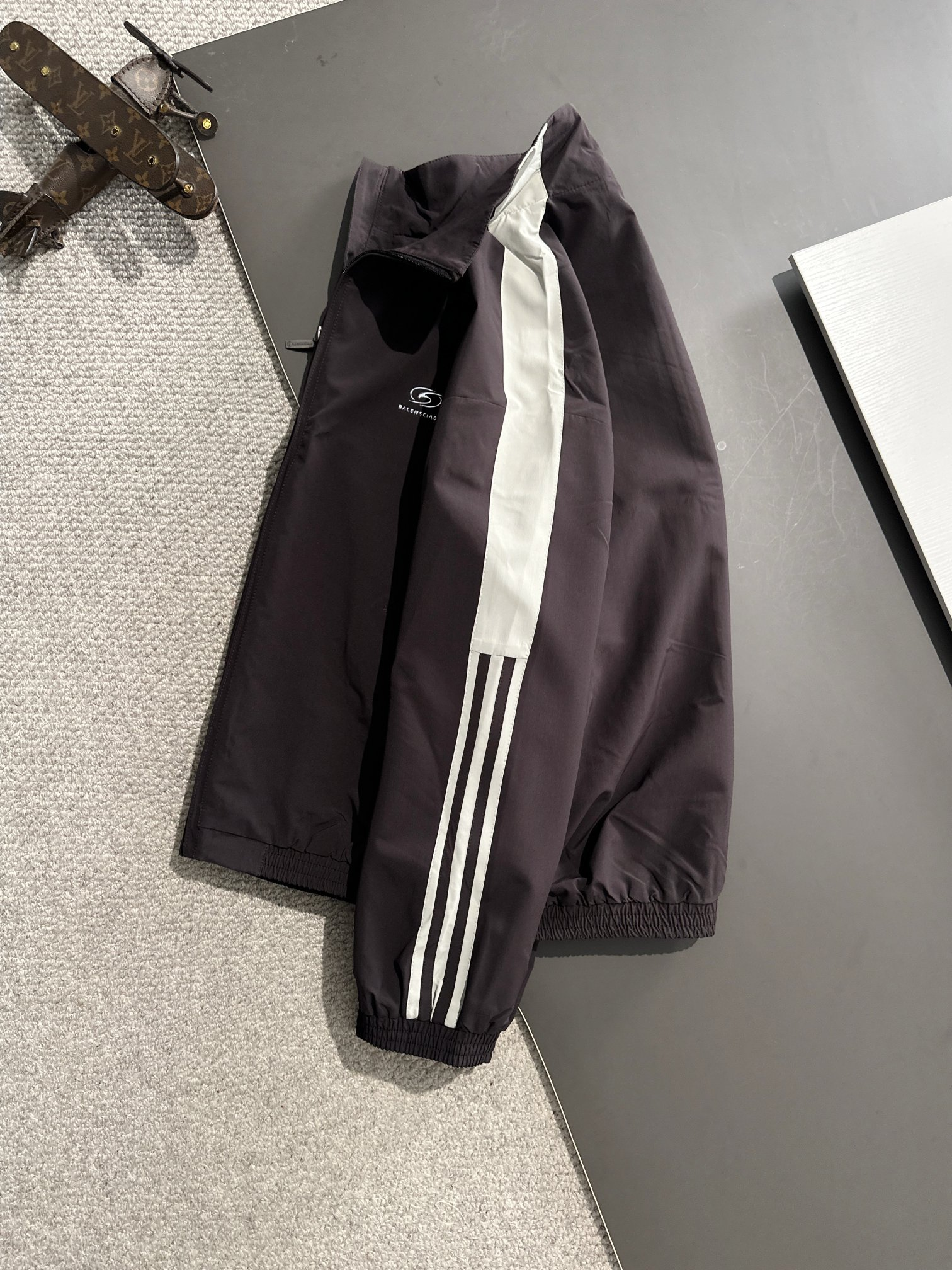 【BALENCIAGA  公式旗艦店】バレンシアガ   ジャケット着 ご好評に付き再入荷！250107