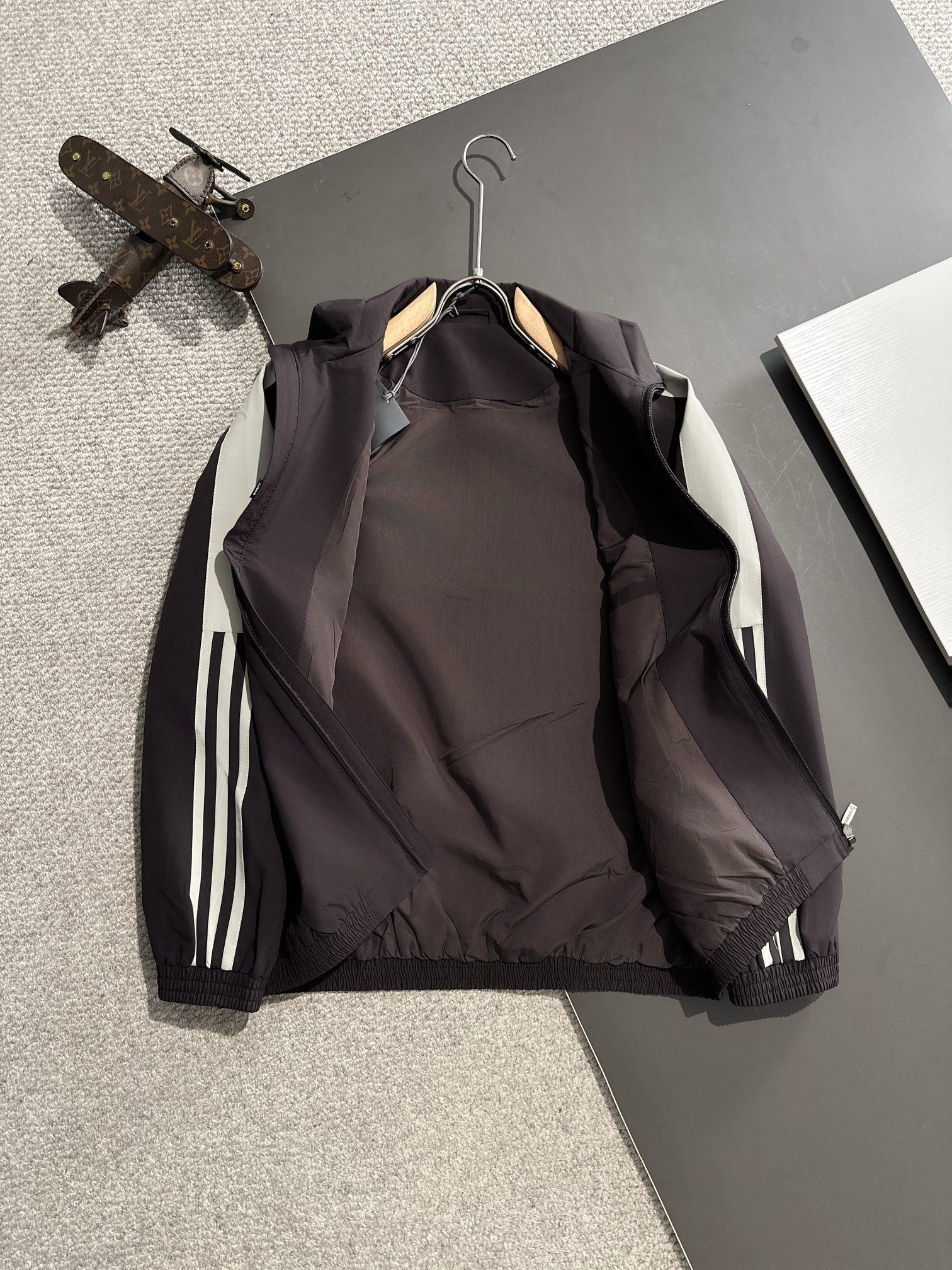 【BALENCIAGA  公式旗艦店】バレンシアガ   ジャケット着 ご好評に付き再入荷！250107