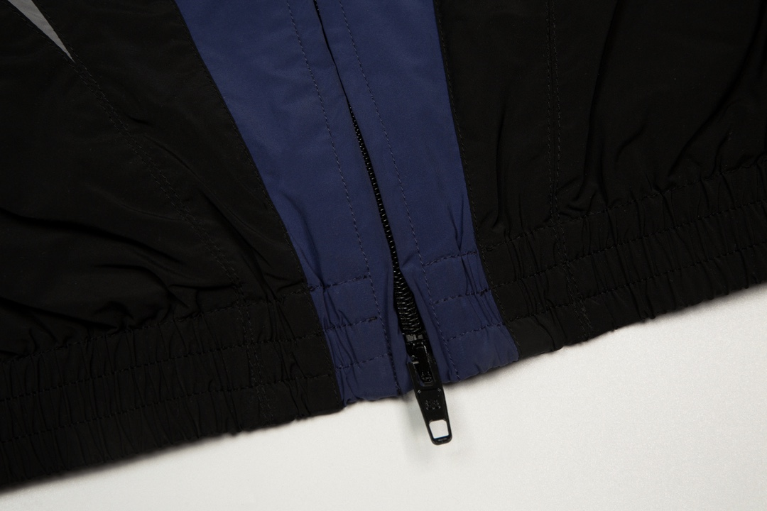 【BALENCIAGA  公式旗艦店】バレンシアガ    ジャケット着 好評に付き再入荷！250108