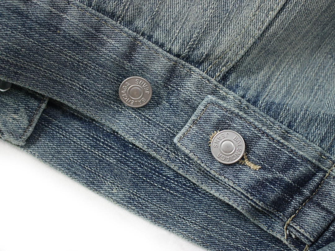 【BALENCIAGA  公式旗艦店】バレンシアガ    ジャケット着 好評に付き再入荷！250108