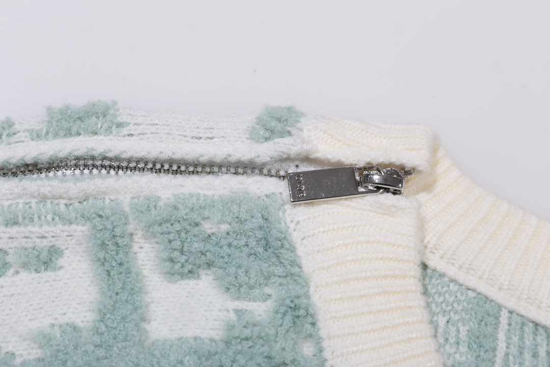 【DIOR  公式旗艦店】ディオール  セーター好評に付き再入荷！250108