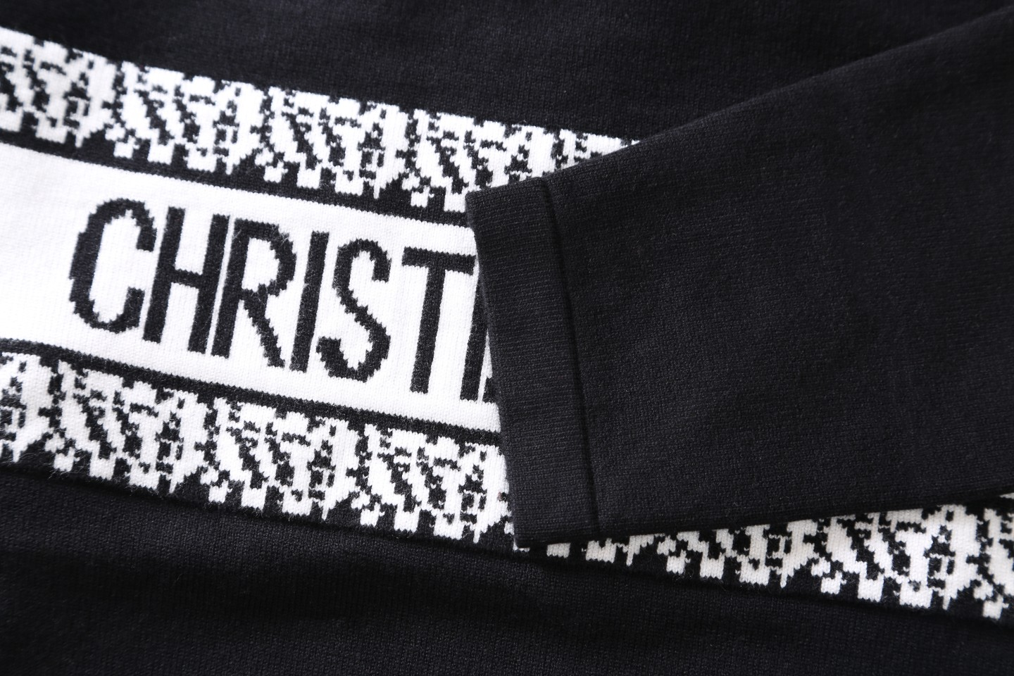 【DIOR  公式旗艦店】ディオール  セーター好評に付き再入荷！250108