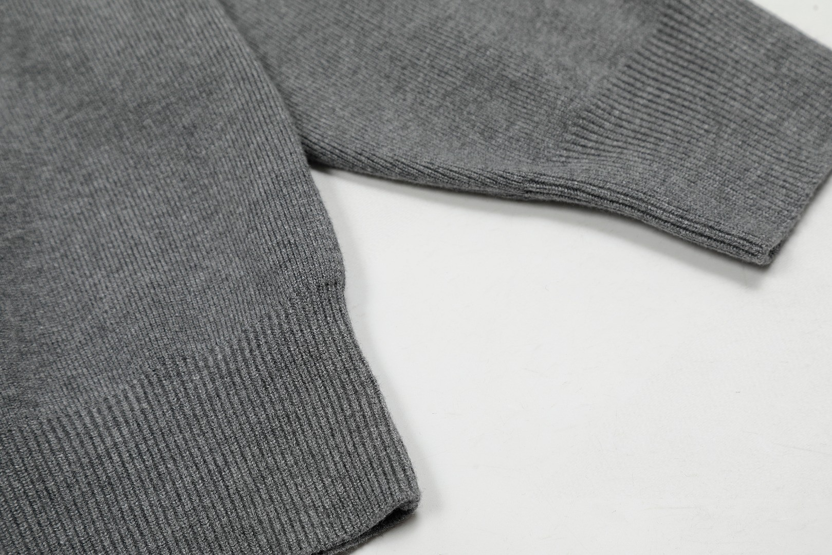 【BALENCIAGA  公式旗艦店】バレンシアガ   セーター好評に付き再入荷！ 250109