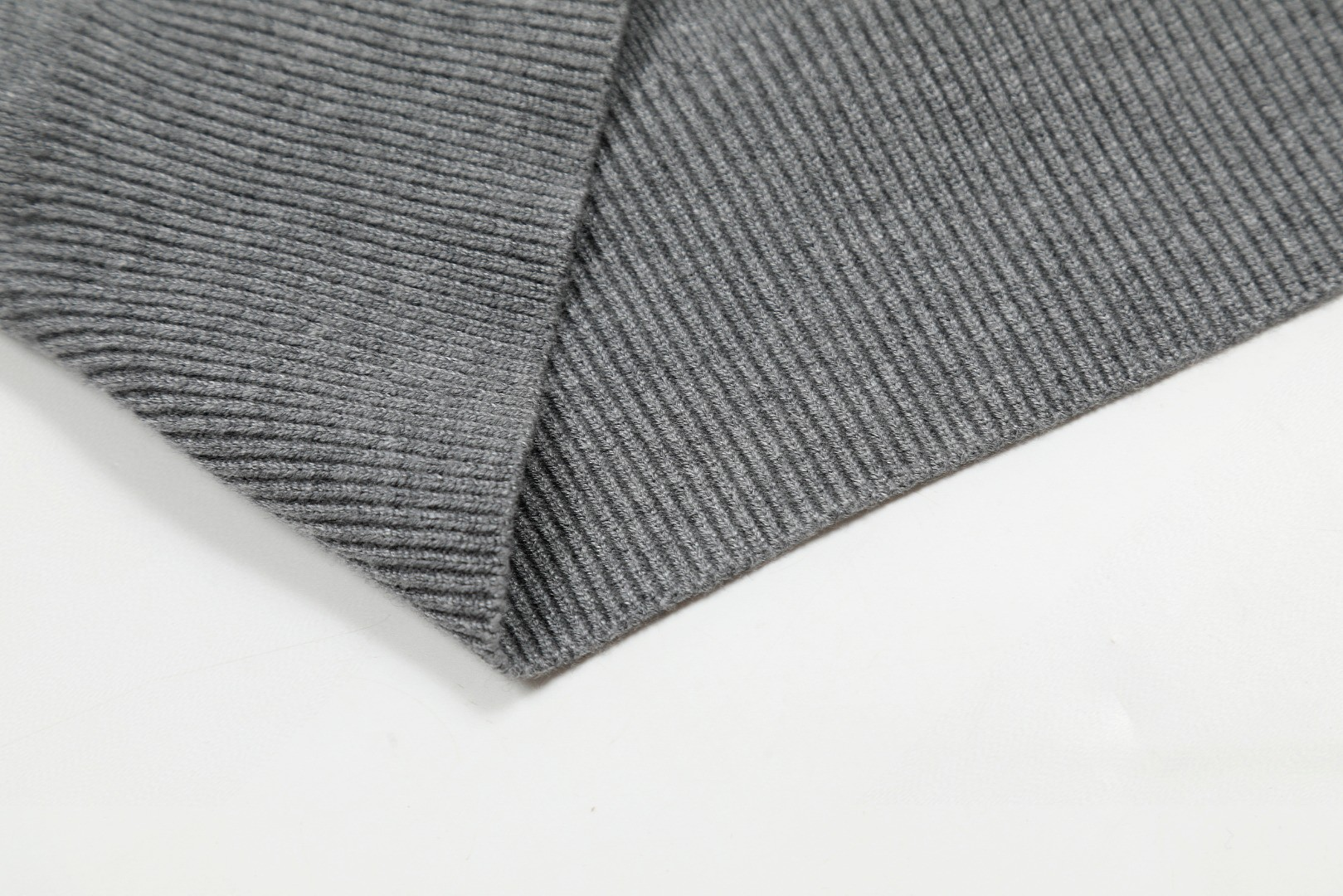 【BALENCIAGA  公式旗艦店】バレンシアガ   セーター好評に付き再入荷！ 250109