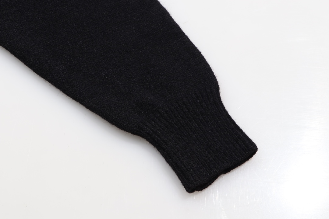 【OFF-WHITE   公式旗艦店】OFF-WHITE   セーター好評に付き再入荷！250109