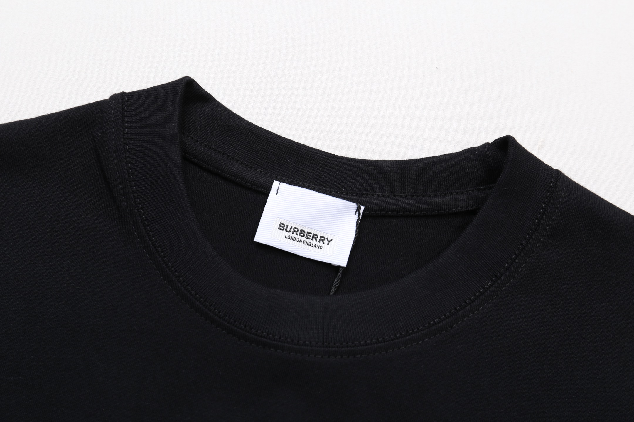 【BURBERRY  公式旗艦店】バーバリー  Tシャツ ご好評に付き再入荷 250211