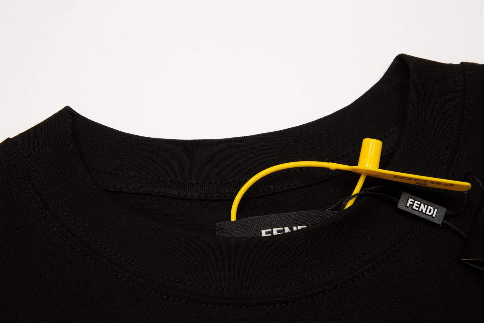 【FENDI公式旗艦店】フェンディ  Tシャツ ご好評に付き再入荷！ 250214