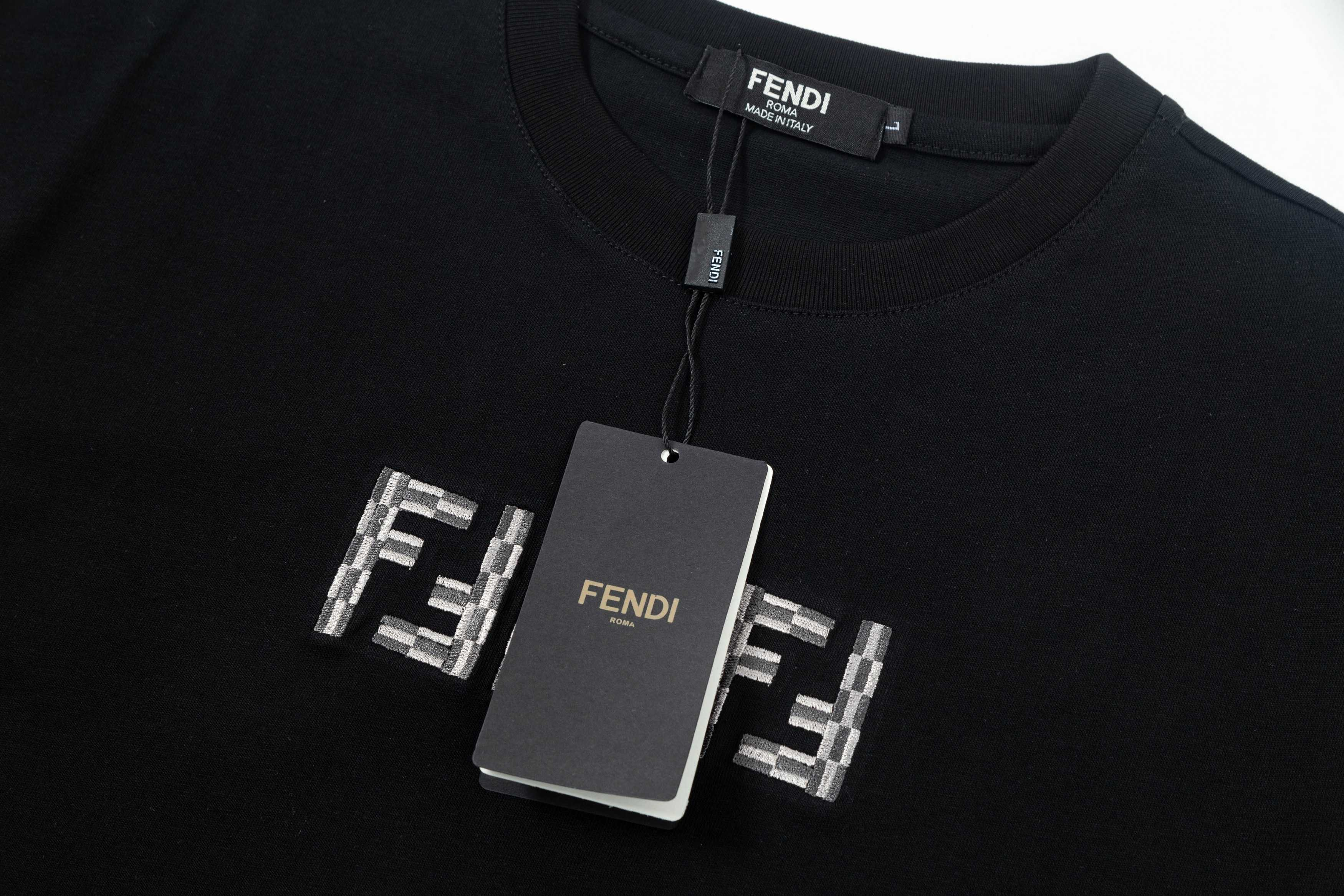 【FENDI公式旗艦店】フェンディ  Tシャツ ご好評に付き再入荷！ 250214