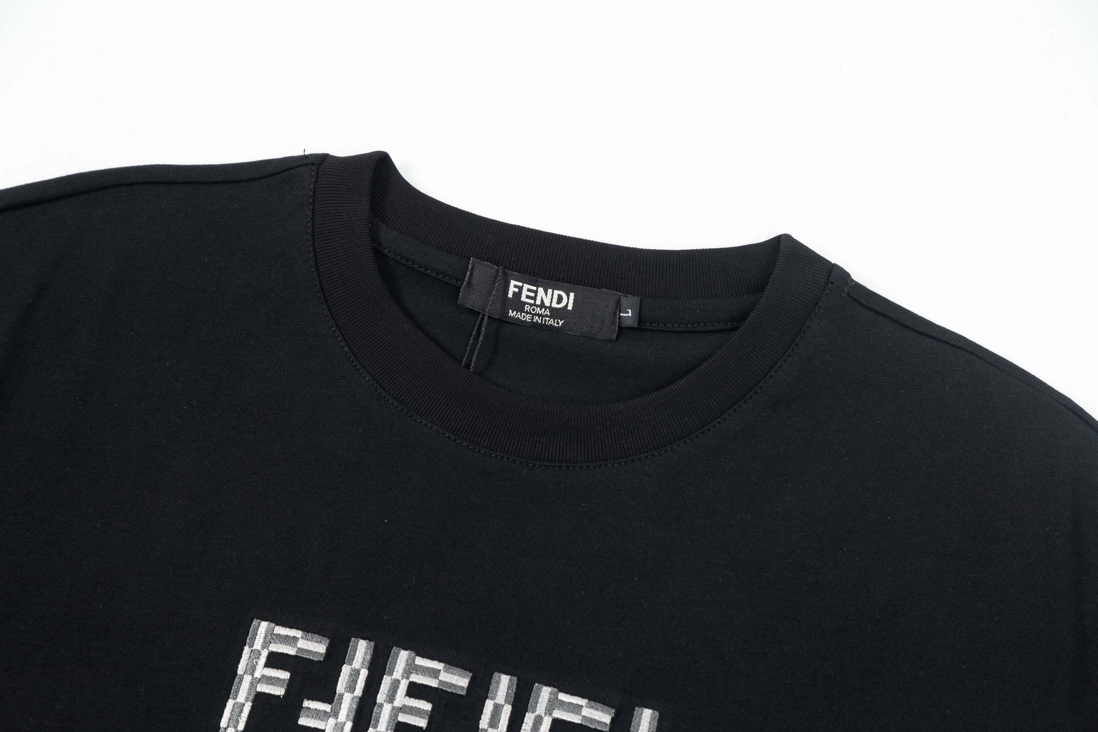 【FENDI公式旗艦店】フェンディ  Tシャツ ご好評に付き再入荷！ 250214