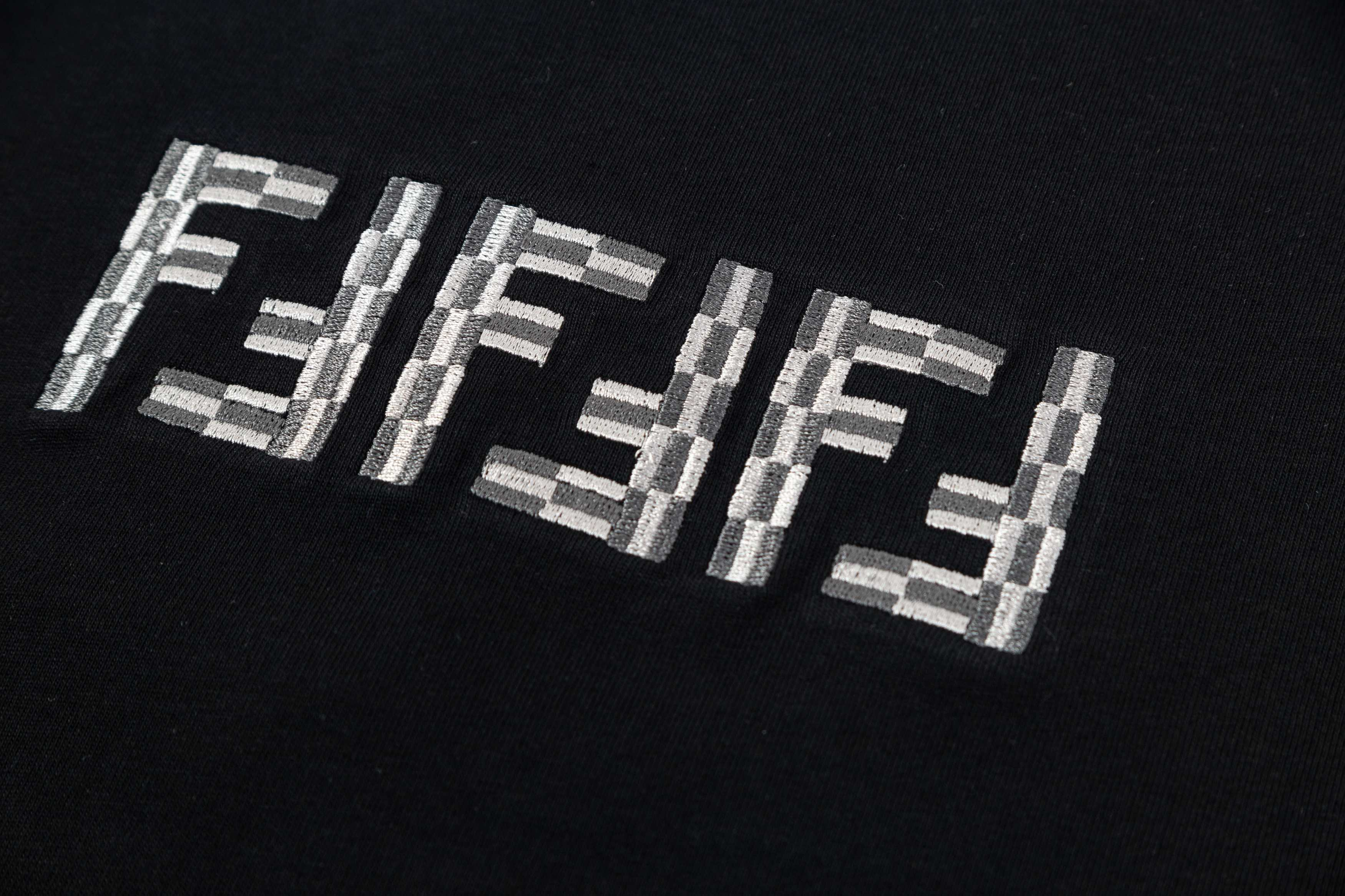 【FENDI公式旗艦店】フェンディ  Tシャツ ご好評に付き再入荷！ 250214