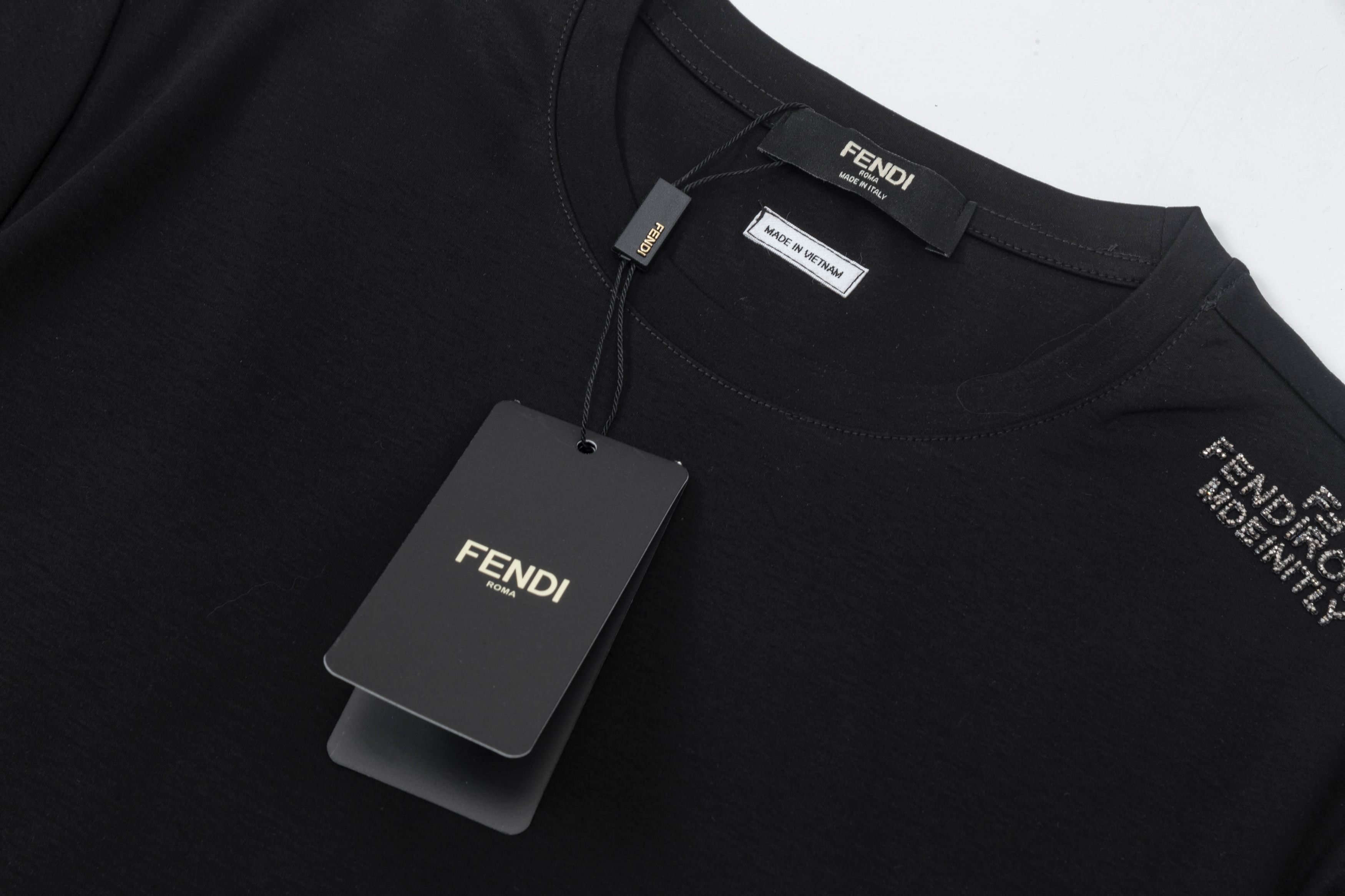 【FENDI公式旗艦店】フェンディ  Tシャツ ご好評に付き再入荷！ 250214