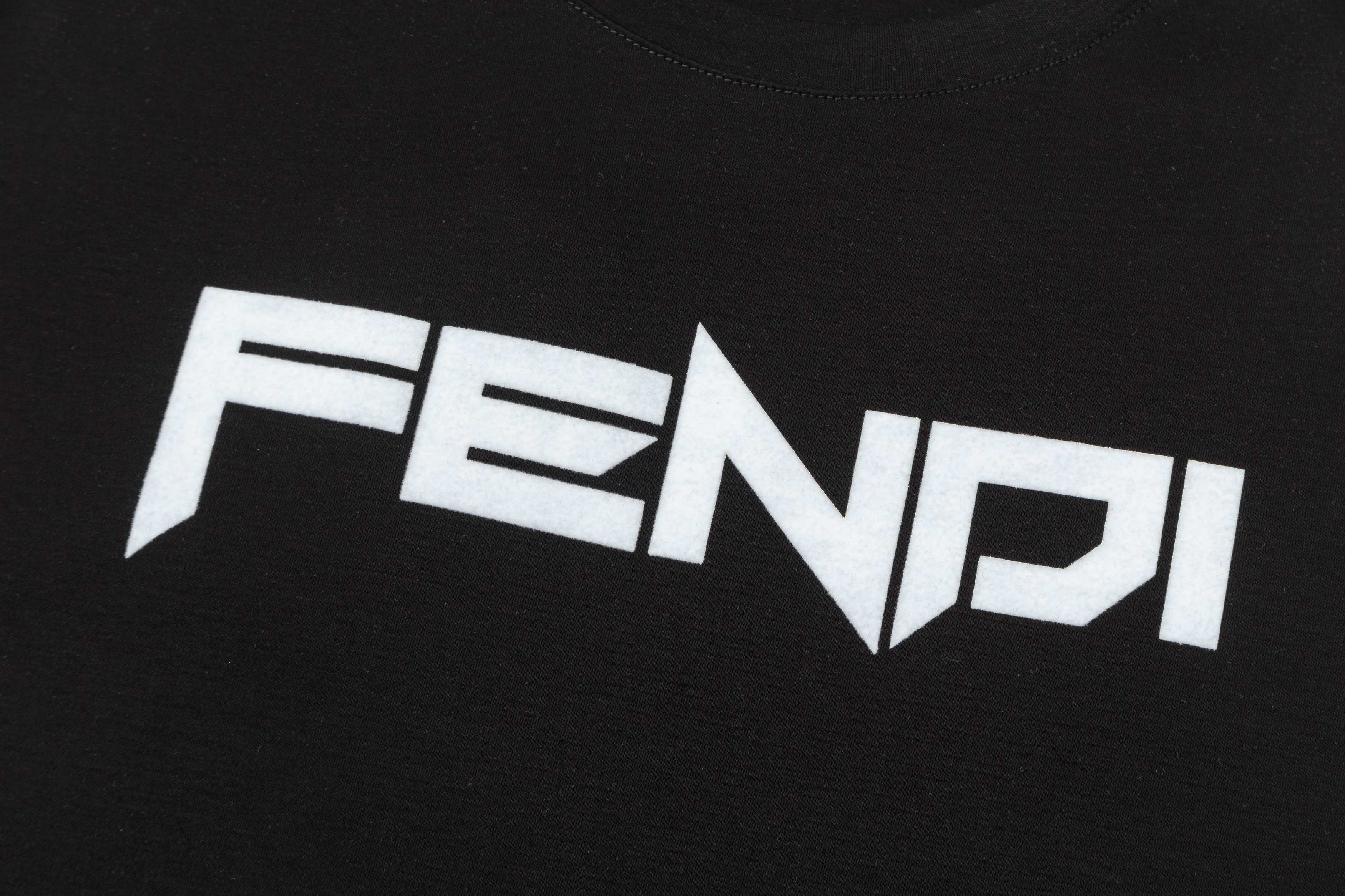 【FENDI公式旗艦店】フェンディ  Tシャツ ご好評に付き再入荷！ 250214