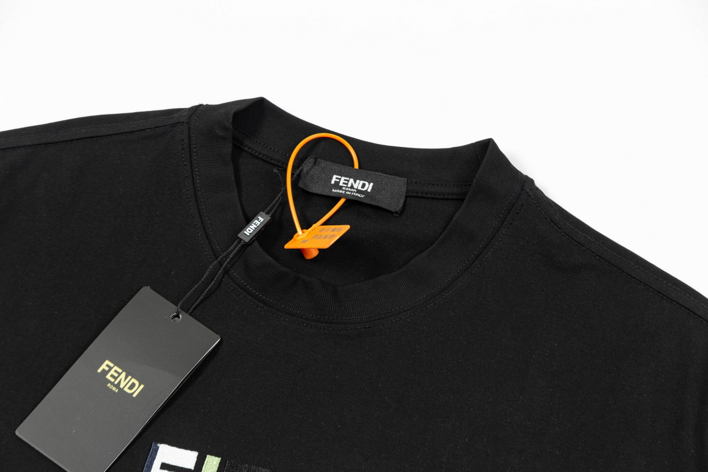 【FENDI公式旗艦店】フェンディ  Tシャツ ご好評に付き再入荷！ 250214