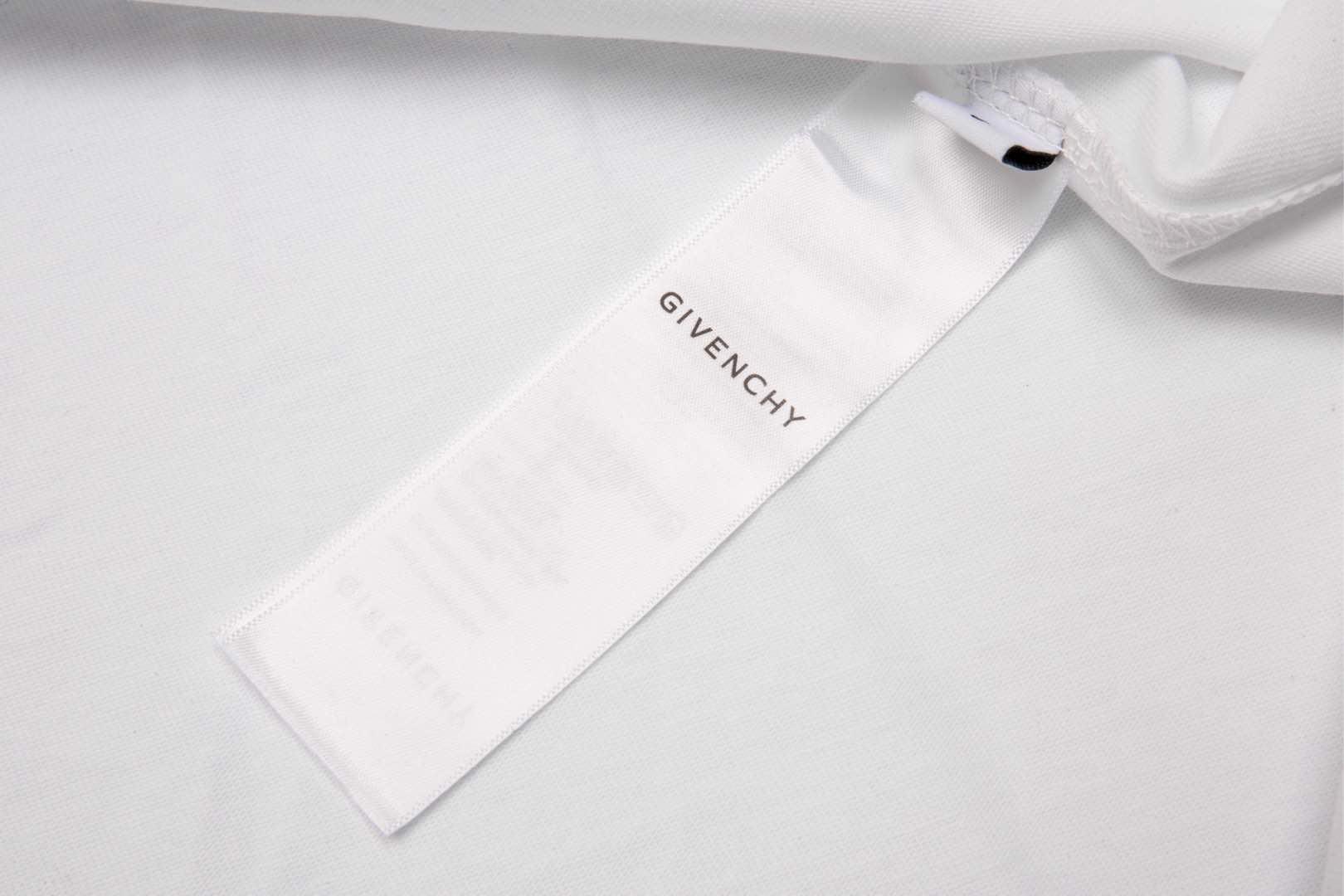 【GIVENCHY   公式旗艦店】 ジバンシー   Tシャツ ご好評に付き再入荷！ 250215