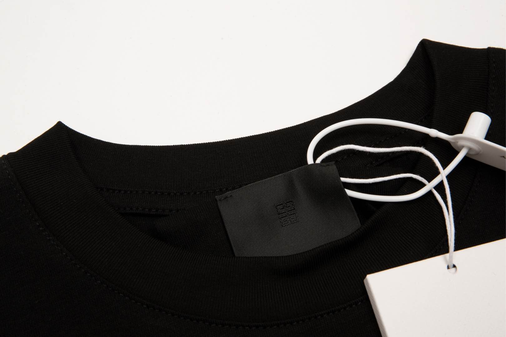 【GIVENCHY   公式旗艦店】 ジバンシー   Tシャツ ご好評に付き再入荷！ 250215