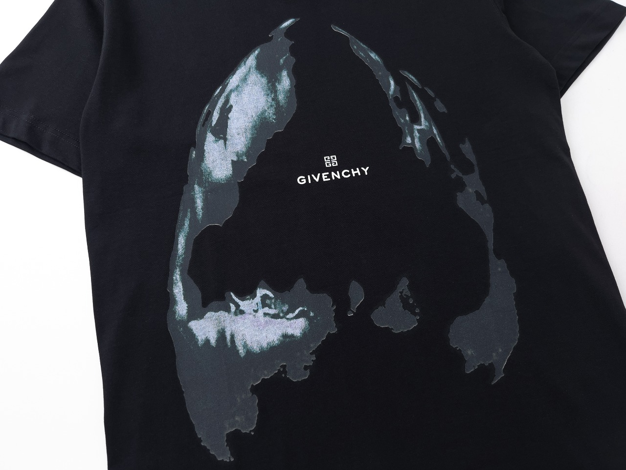 【GIVENCHY   公式旗艦店】 ジバンシー   Tシャツ ご好評に付き再入荷！ 250215