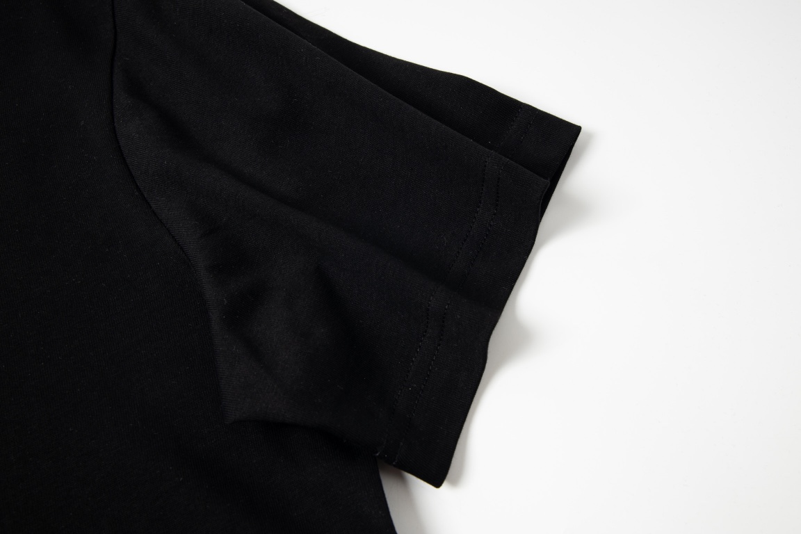 【VERSACE  公式旗艦店】ヴェルサーチ  Tシャツ ご好評に付き再入荷！250218