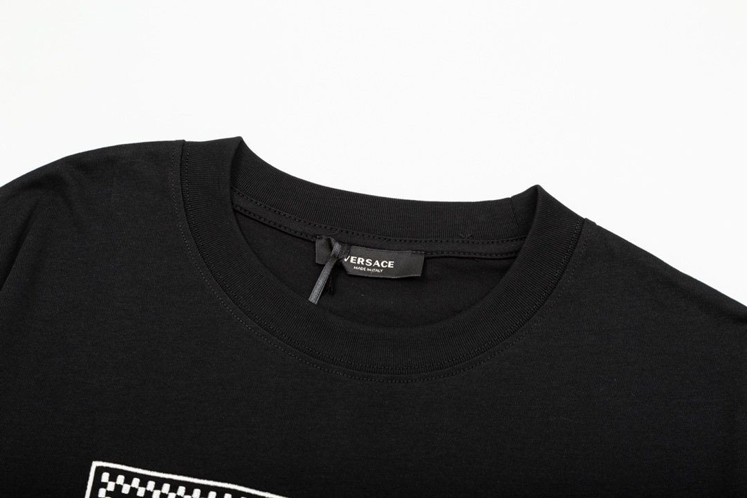 【VERSACE  公式旗艦店】ヴェルサーチ  Tシャツ ご好評に付き再入荷！250218
