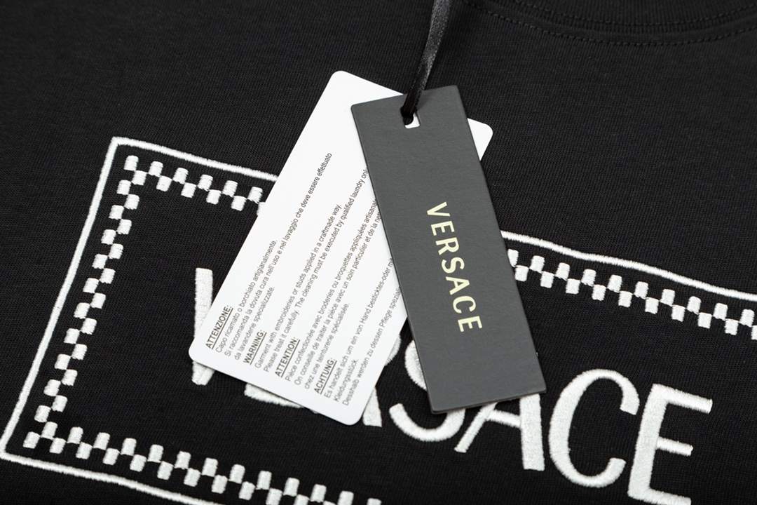 【VERSACE  公式旗艦店】ヴェルサーチ  Tシャツ ご好評に付き再入荷！250218