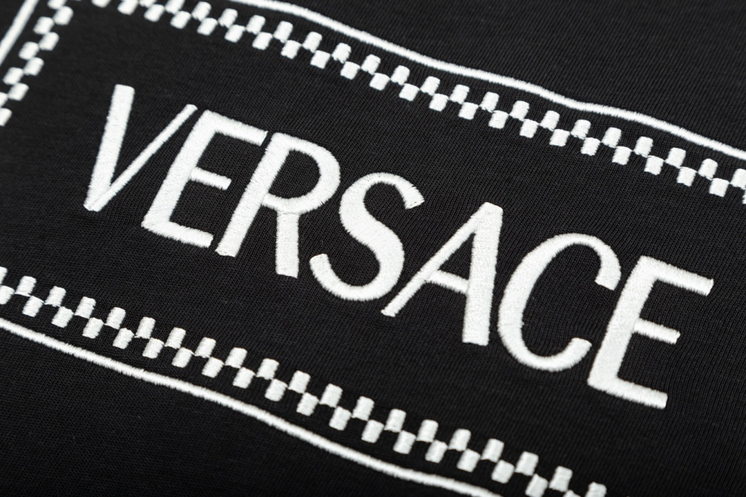 【VERSACE  公式旗艦店】ヴェルサーチ  Tシャツ ご好評に付き再入荷！250218