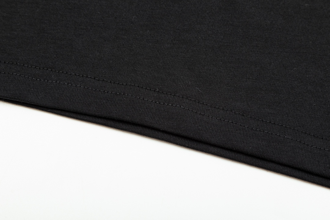 【VERSACE  公式旗艦店】ヴェルサーチ  Tシャツ ご好評に付き再入荷！250218