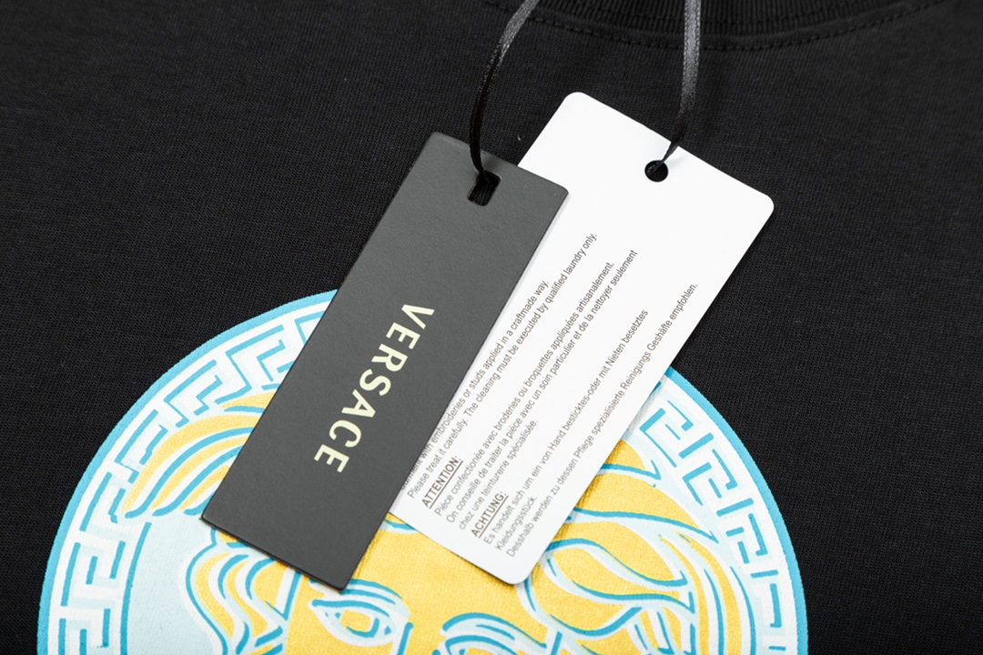 【VERSACE  公式旗艦店】ヴェルサーチ  Tシャツ ご好評に付き再入荷！250218