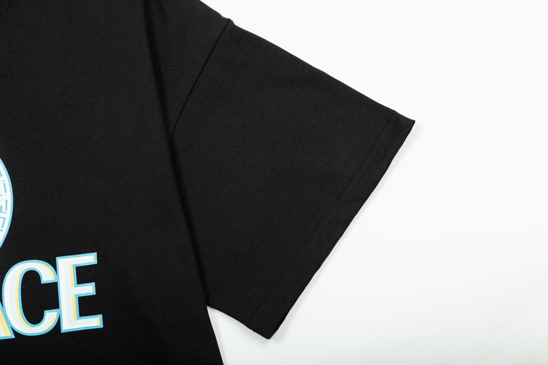 【VERSACE  公式旗艦店】ヴェルサーチ  Tシャツ ご好評に付き再入荷！250218