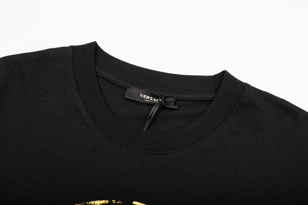 【VERSACE  公式旗艦店】ヴェルサーチ  Tシャツ ご好評に付き再入荷！250218