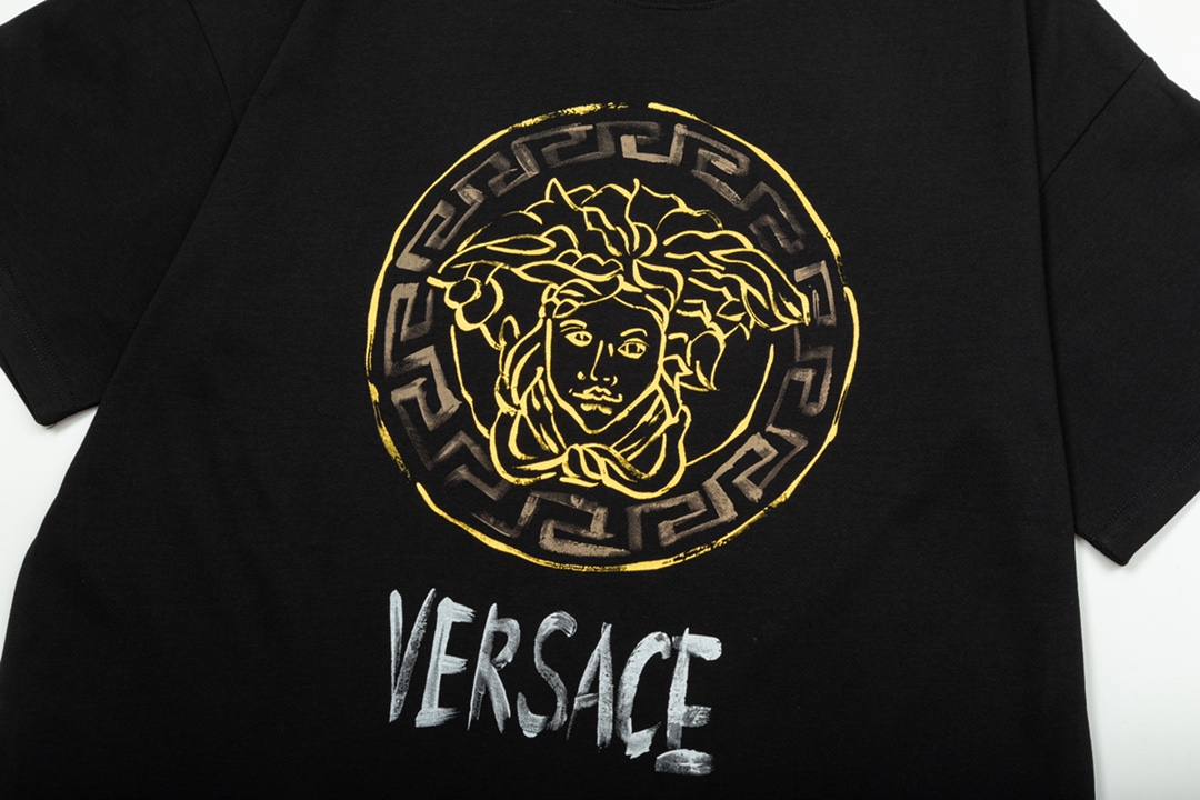 【VERSACE  公式旗艦店】ヴェルサーチ  Tシャツ ご好評に付き再入荷！250218