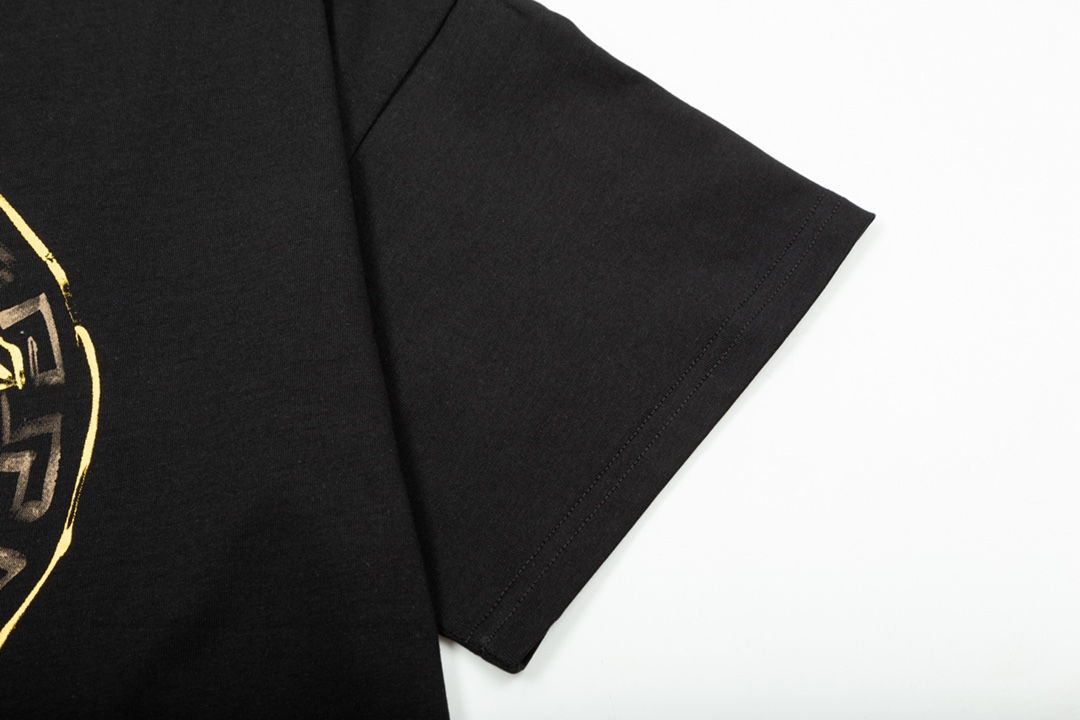 【VERSACE  公式旗艦店】ヴェルサーチ  Tシャツ ご好評に付き再入荷！250218