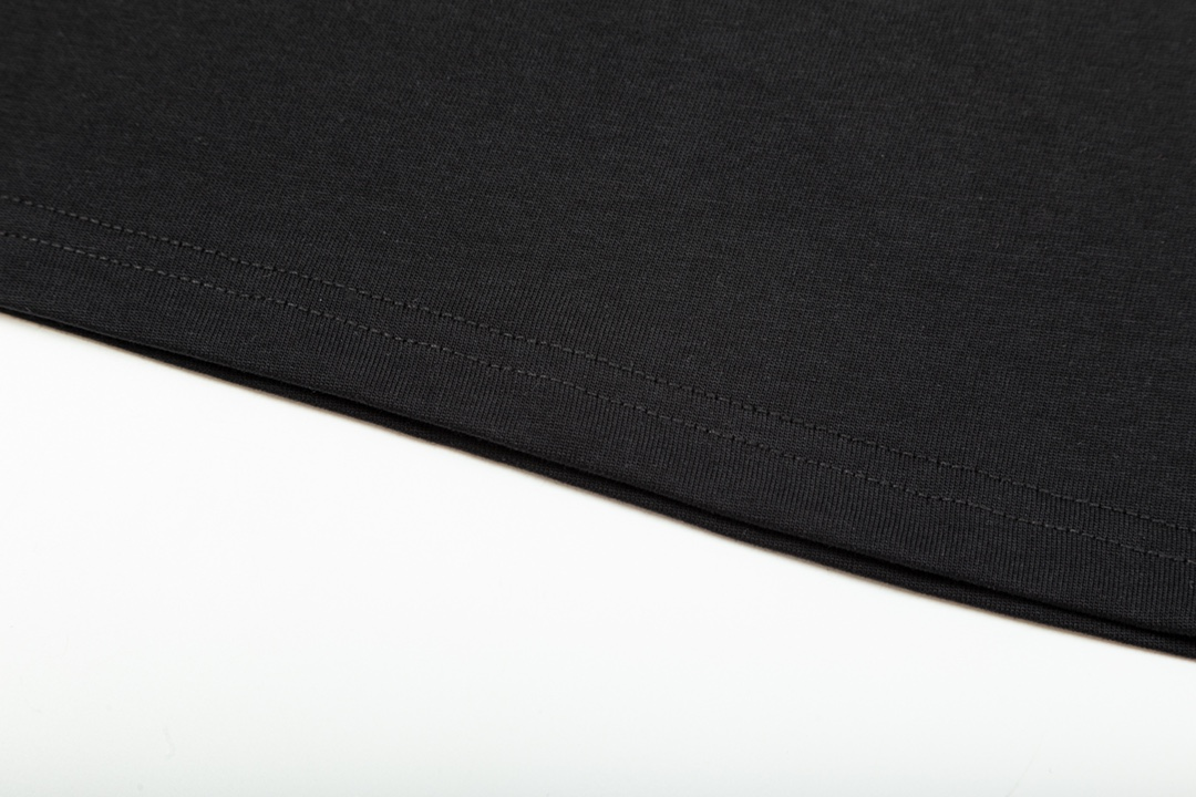 【VERSACE  公式旗艦店】ヴェルサーチ  Tシャツ ご好評に付き再入荷！250218