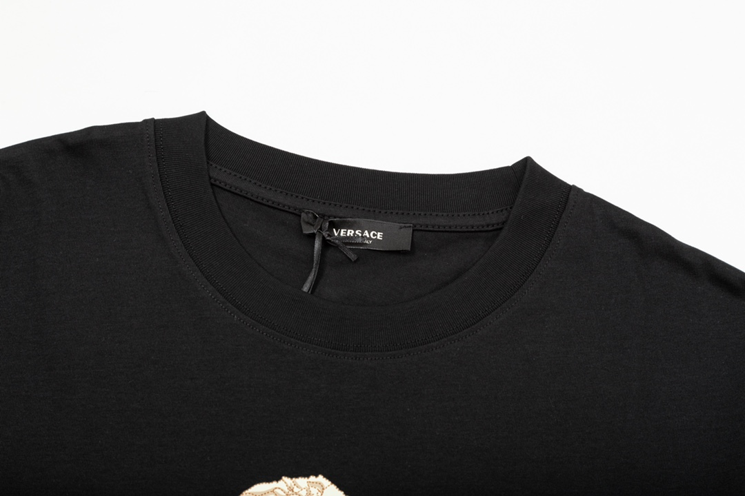 【VERSACE  公式旗艦店】ヴェルサーチ  Tシャツ ご好評に付き再入荷！250218